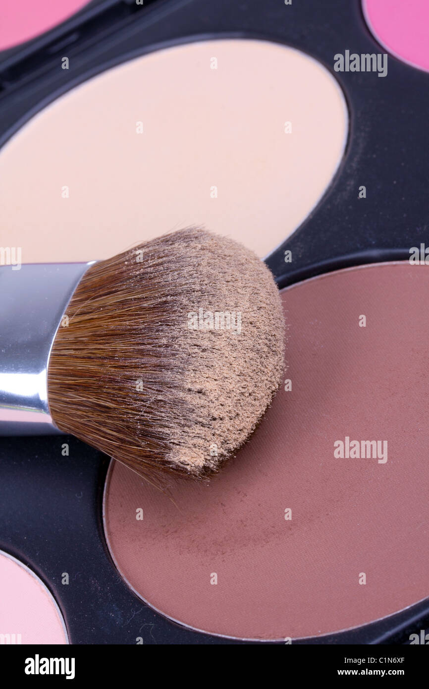 Make-up Pinsel auf Lidschatten Paletten, Nahaufnahme Stockfoto