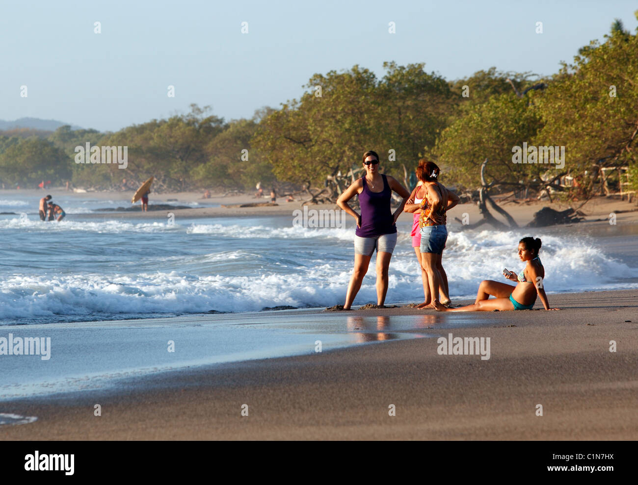 Costa Rica Frauen am Strand von Playa Avellanas, Halbinsel Nicoya, Costa Rica Stockfoto Costa Rica Frauen am Strand von Playa Avellanas, Halbinsel Nicoya, Costa Rica Stockfoto