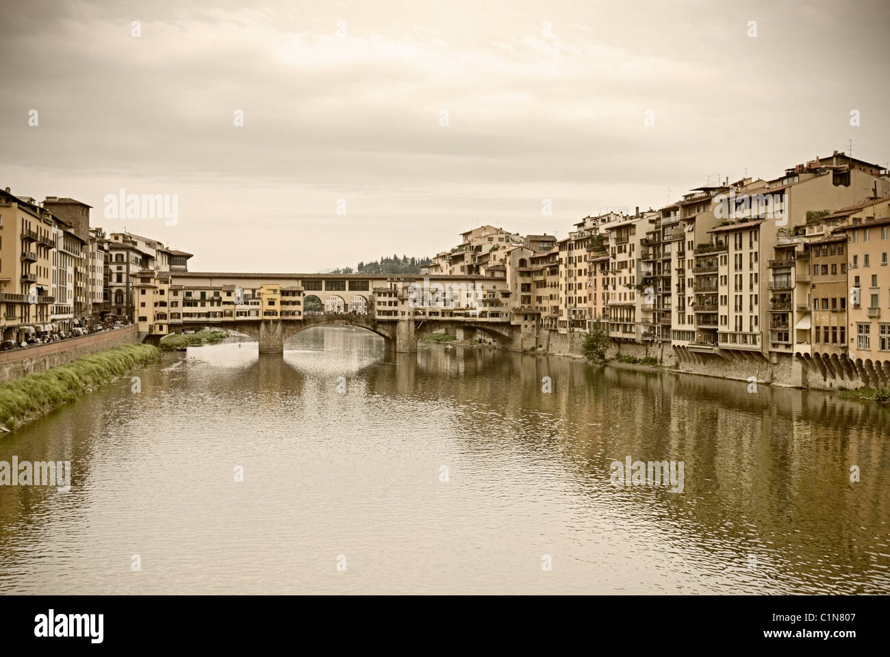 Florenz, Italien. Der Fluss Arno und der Ponte Vecchio (1345). Stockfoto