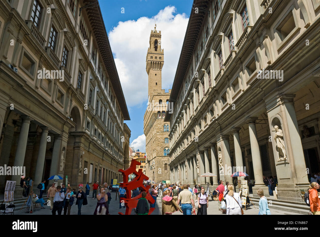 Florenz, Italien. Piazza Degli Uffizi Galerie der Uffizien auf der rechten Seite und der Palazzo Vecchio Turm in der Mitte. Stockfoto