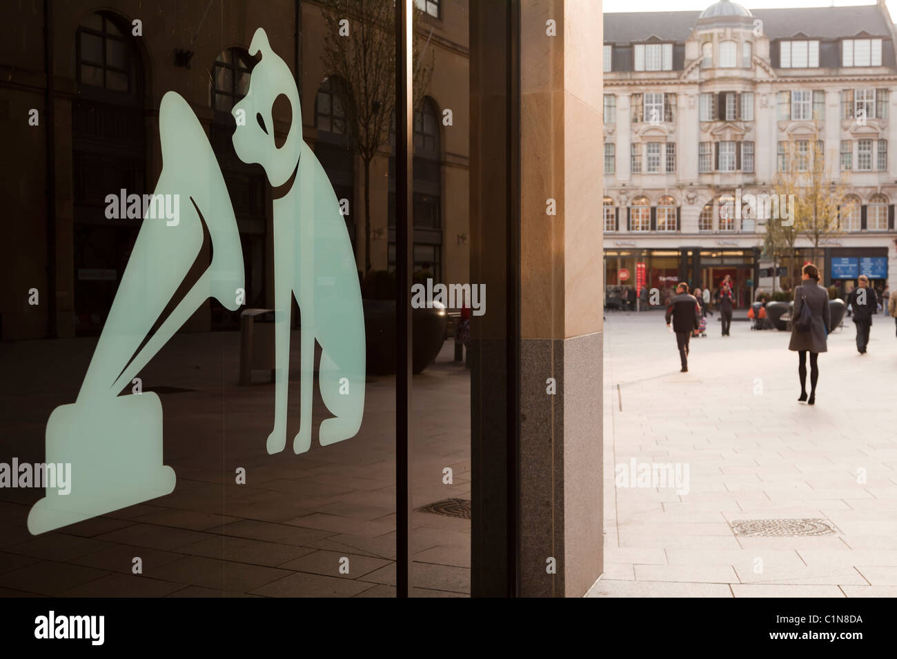 HMV-Symbol im Schaufenster mit Menschen im Einkaufszentrum Cardiff Wales UK Stockfoto