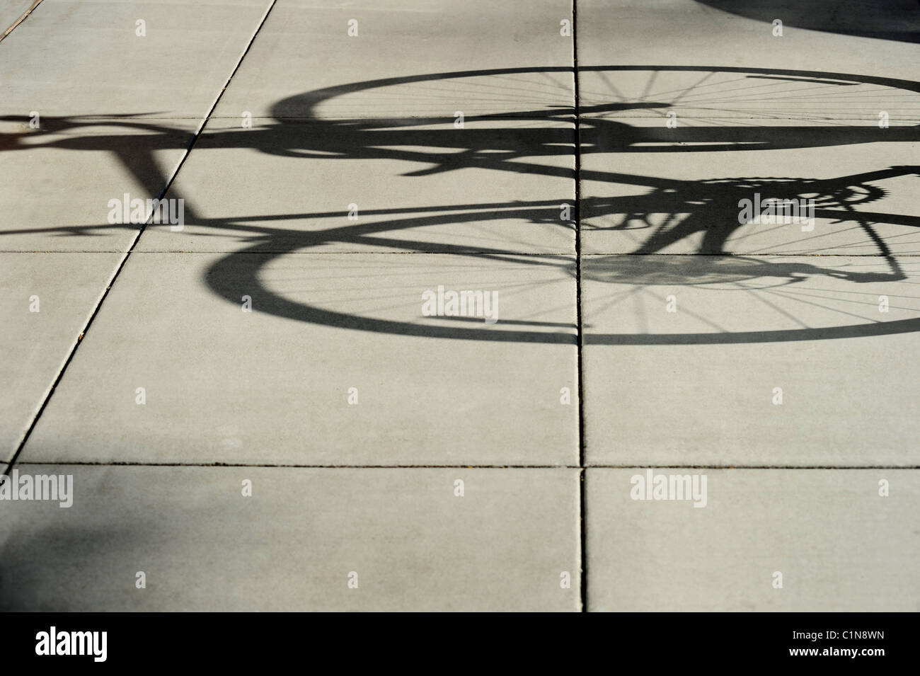 Silhouette eines Fahrrades auf einem Pflaster Stockfoto