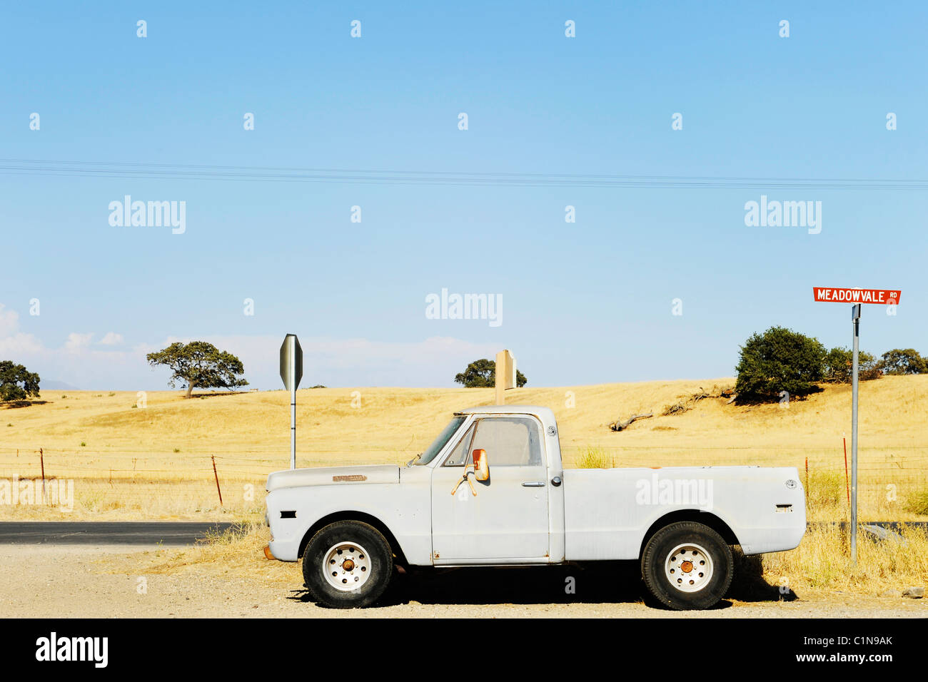 Pick-up LKW geparkt auf einer Straße außerhalb Solvang, USA Stockfoto