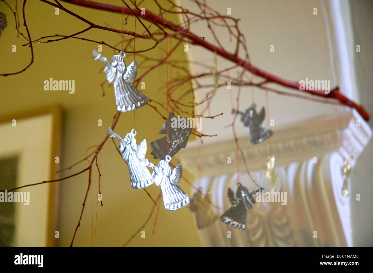 Zinn-Engel-Weihnachtsschmuck aus einem Ast hängend Stockfoto