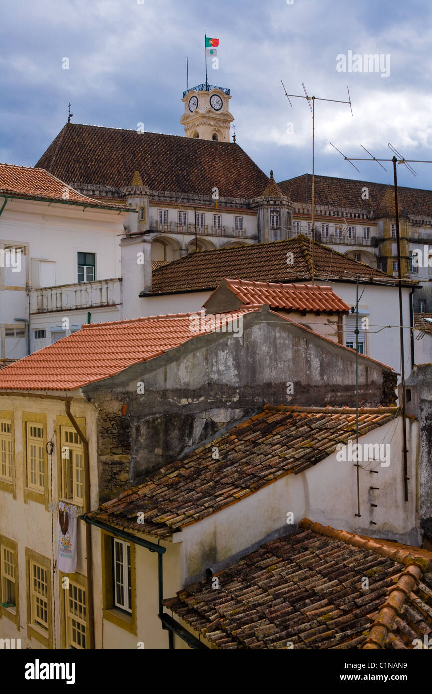 Barockturm aka Torre an der Universität, über Dächern von Coimbra, Portugal Stockfoto