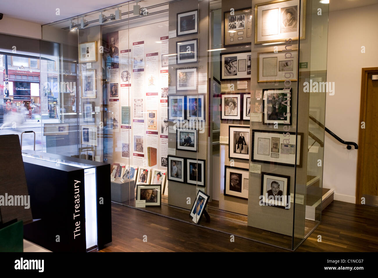 Autogramme / handsignierte Fotos im Fenster / innen Stanley Gibbons Shop für Briefmarkensammlung / Sammler / Briefmarken Stockfoto