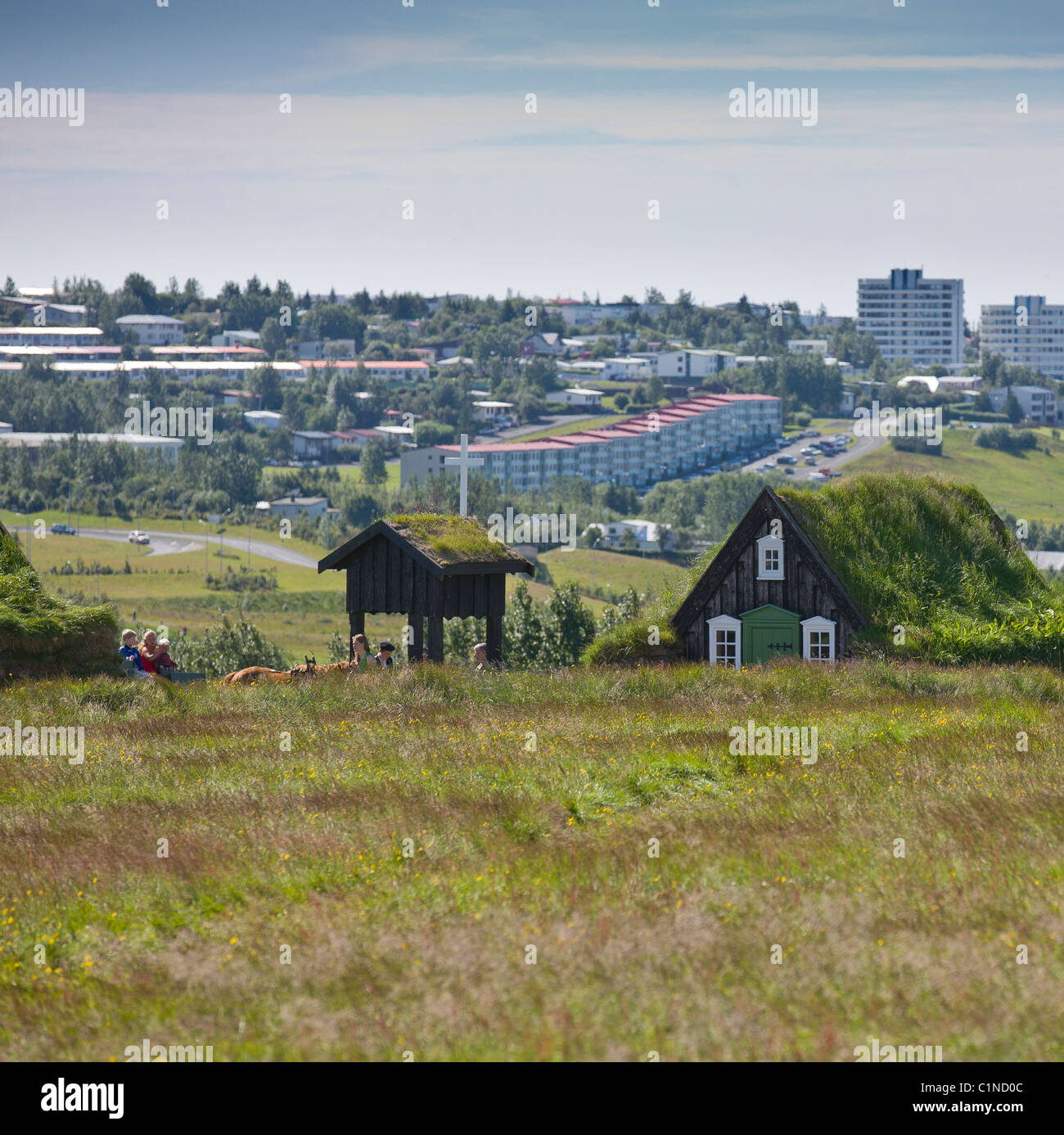 Arbaejarsafn (Heimatmuseum) mit Reykjavik im Hintergrund, Island Stockfoto