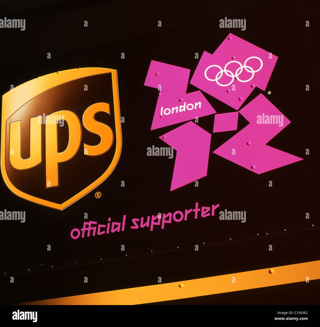 Eine UPS Lieferung LKW mit einem 2012 Olympics Logo als offizieller Unterstützer der Spiele in London, England UK Stockfoto