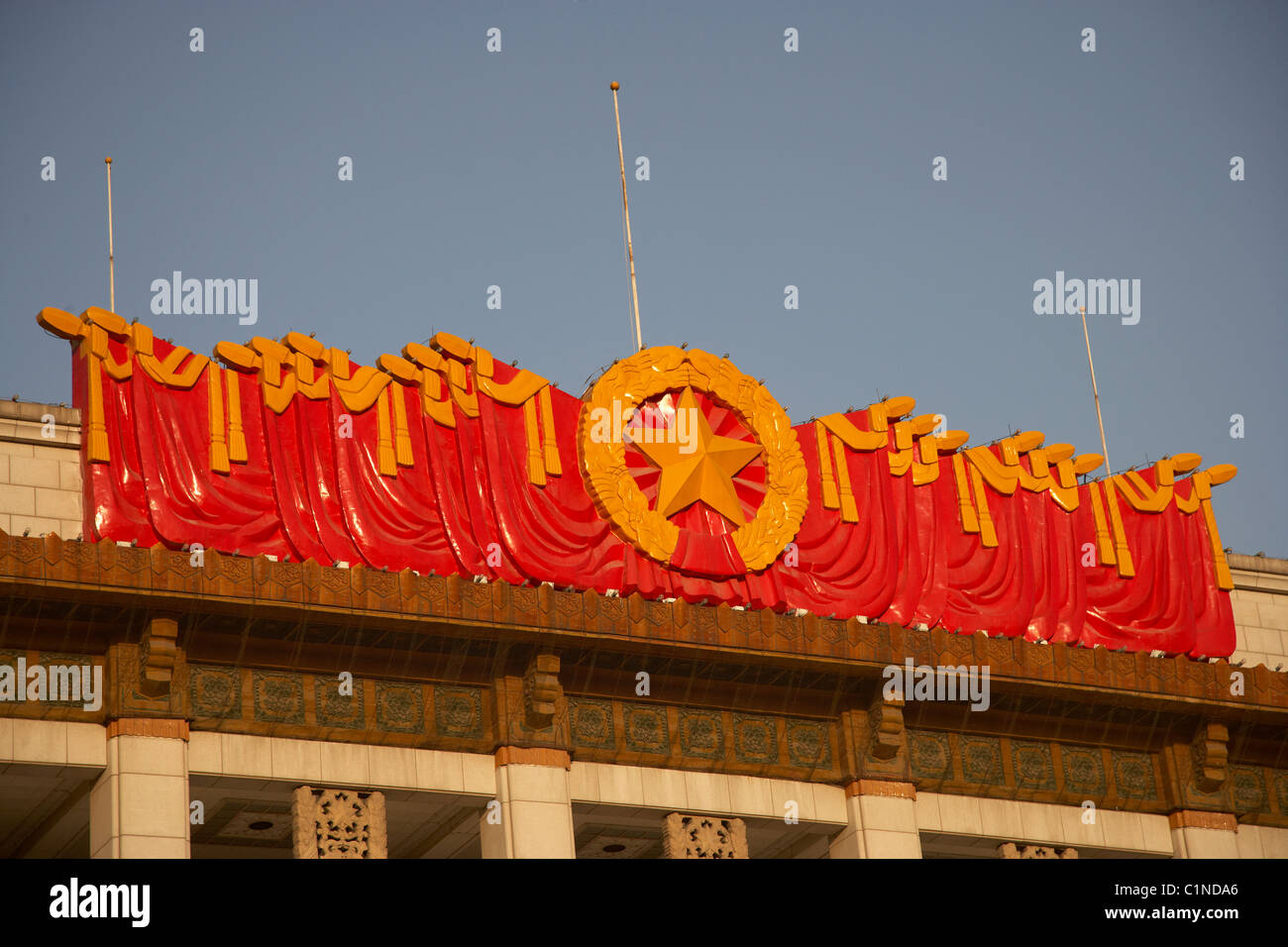 Rot und Gold-Emblem am Eingang zum Mao Mausoleum Platz des himmlischen Friedens Peking China Stockfoto