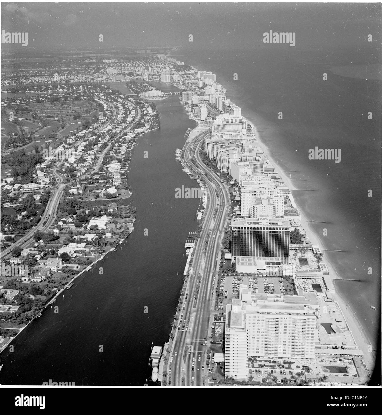 der 1950er Jahre. Miami. Geschichtsbild aus den 1950er Jahren von der Miami Küste und Inlet, Florida durch J Allan Cash. Stockfoto