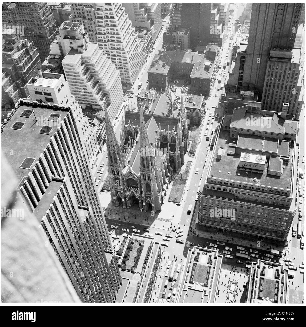 1950er Jahren New York. Eine Kirche zeichnet sich unter der riesigen Bürogebäude in dieses Luftbild aus den 1950er Jahren von New York City. Stockfoto