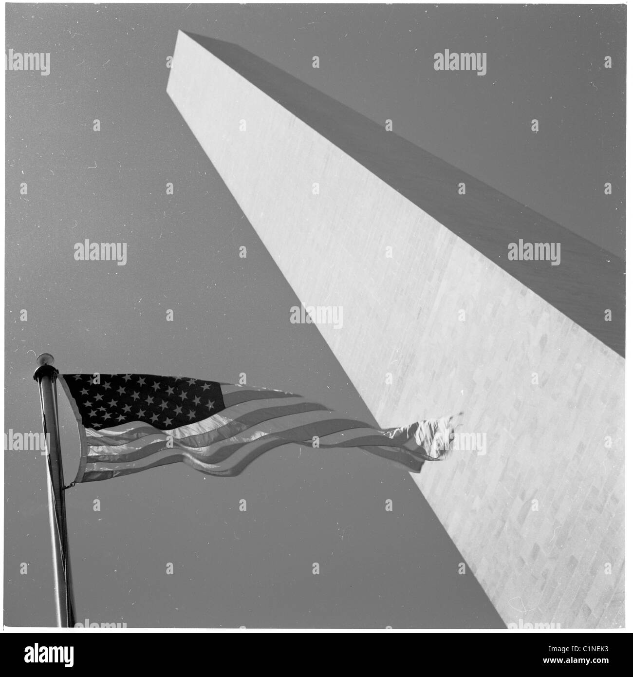 Das Washington Momument aus den 1950er Jahren, ein hohler, ägyptischer Steinobelisk mit einer 500 Meter hohen Säule, mit der die US-Flagge schwenkt. Stockfoto