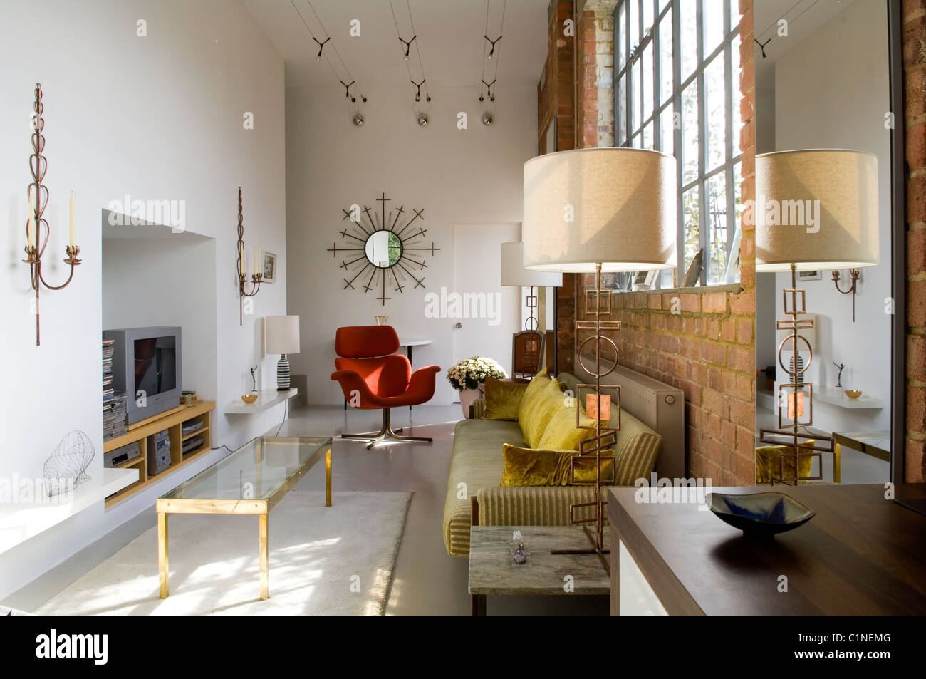 Offener Wohnraum mit Crittal Fenstern und Pierre Paulin Tulip Chair im Lager Konvertierung Stockfoto