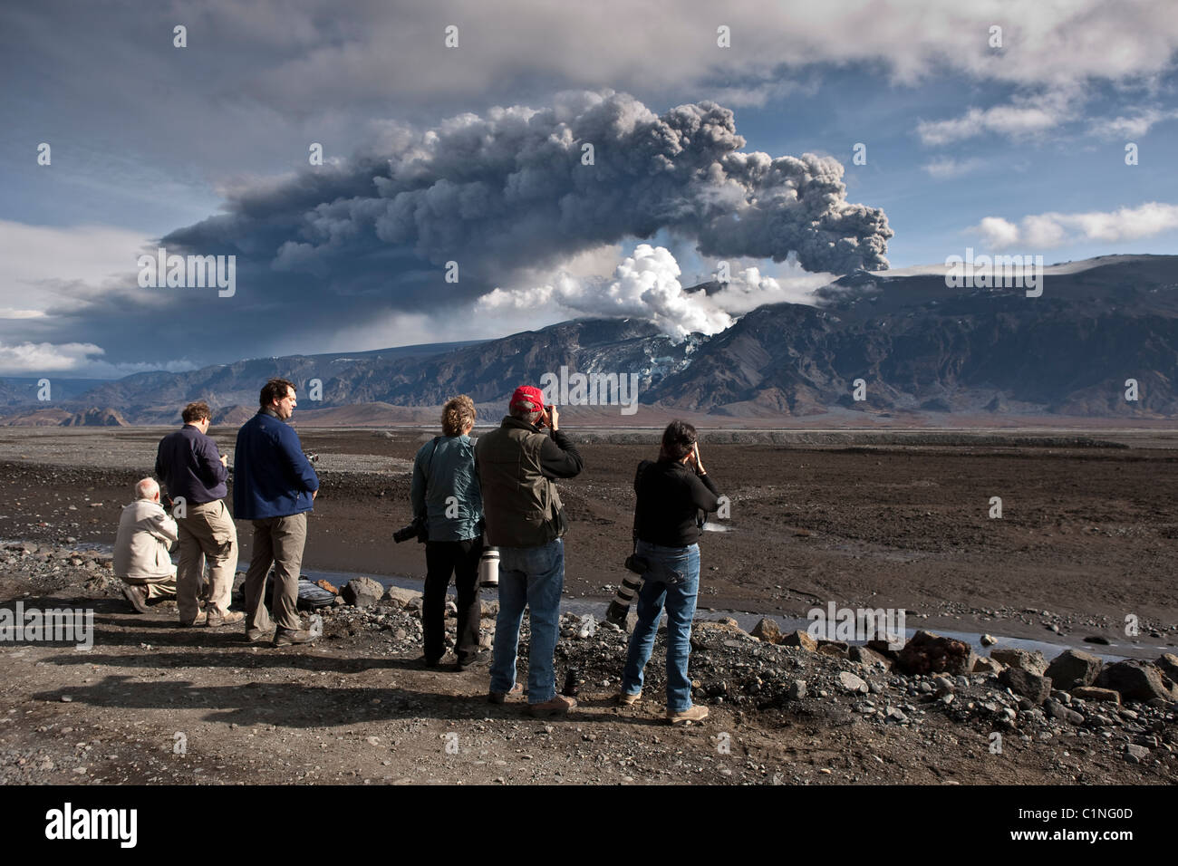 Touristen fotografieren Eyjafjallajökull Vulkan ausbricht, Island März 2010 Stockfoto