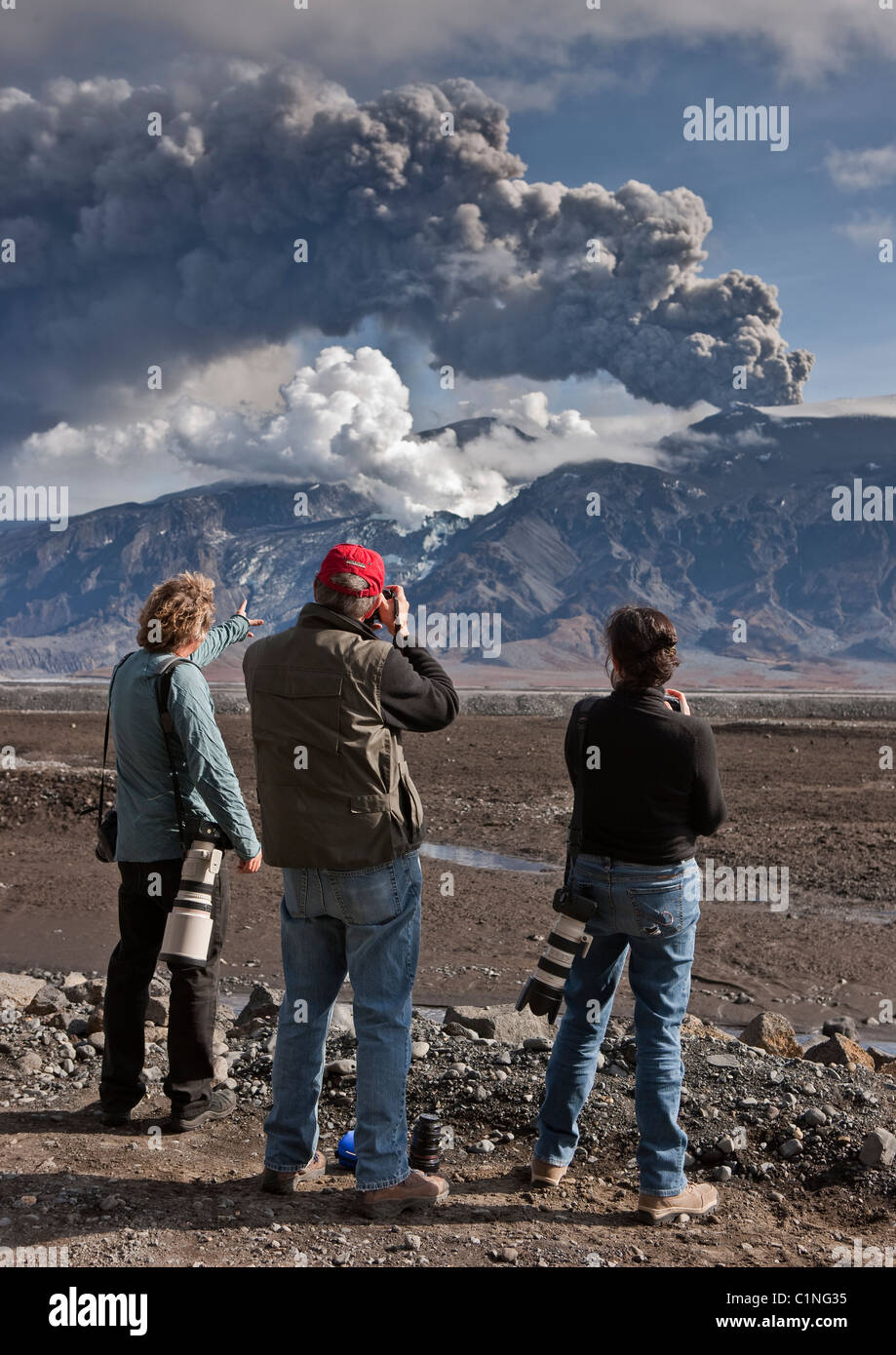 Touristen fotografieren Eyjafjallajökull Vulkan ausbricht, Island März 2010 Stockfoto