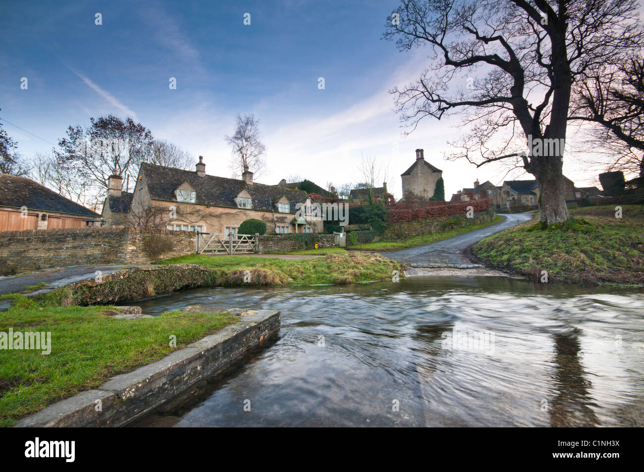 Blick auf das Cotswold Dorf Upper Slaughter in Gloucestershire in den frühen Morgenstunden, UK Stockfoto