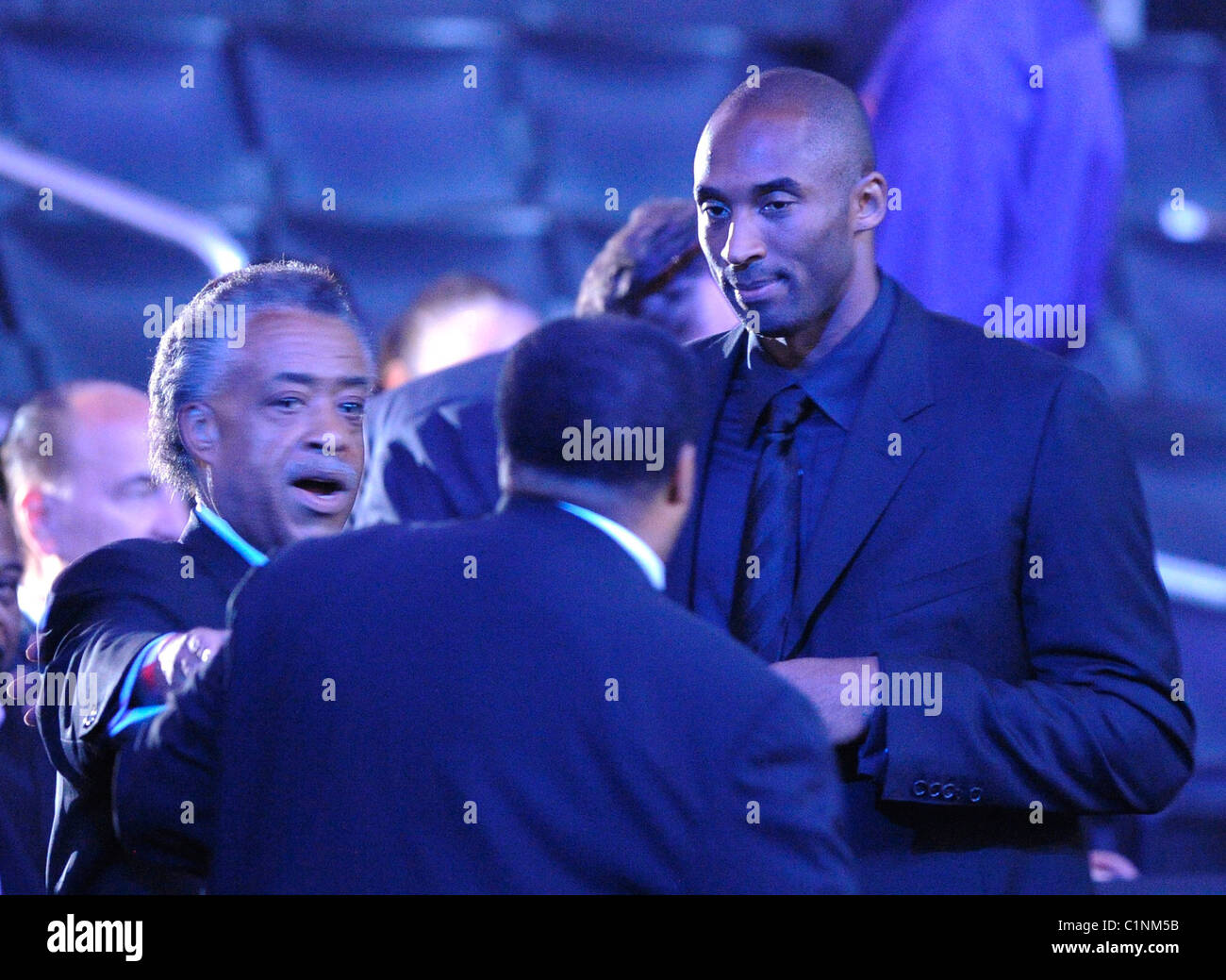 Reverend Al Sharpton, links, und Kobe Bryant die Trauerfeier für den King of Pop, Michael Jackson im Staples Center Stockfoto