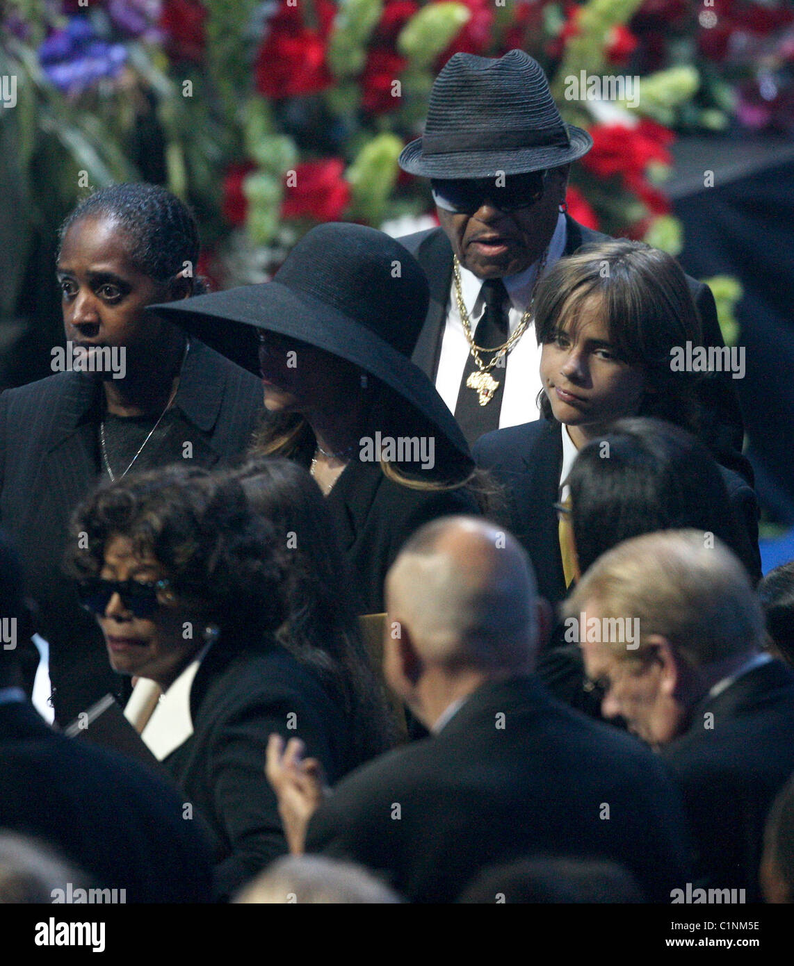 Michael Jacksons Eltern Joe Jackson (Rückseite C) und Katherine (Front L) das Memorial service für den King of Pop, Michael Stockfoto