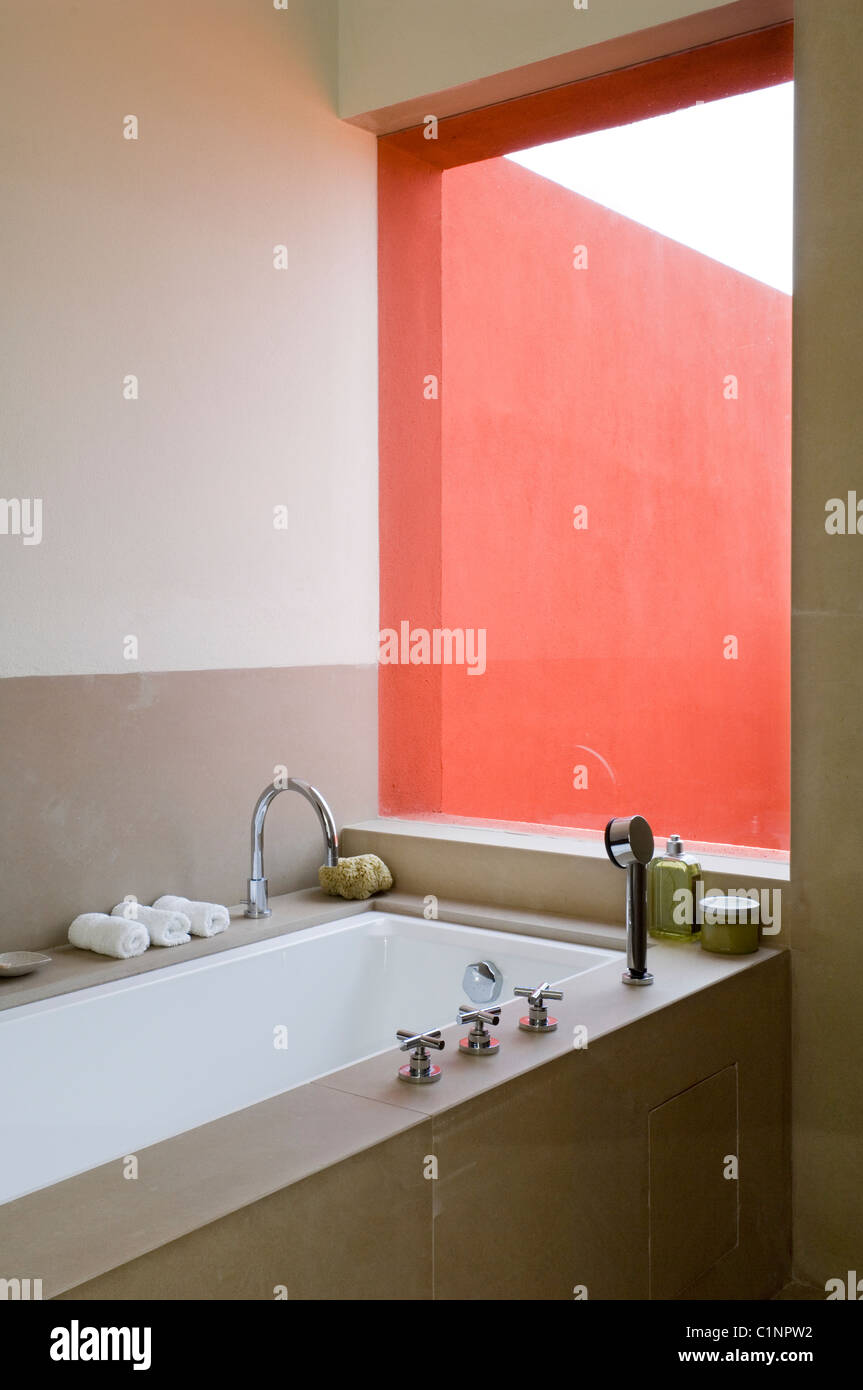 Spanische modernistisches Haus in einem geometrischen Stil von führenden mexikanischen Architekten Legorreta entworfen. Stockfoto