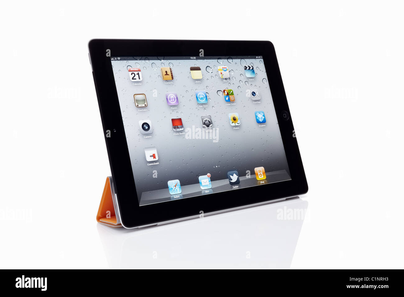 Apple Ipad 2 Mit Smart Cover Ausschneiden Auf Weissem Hintergrund Mit Reflexion Und Beschneidungspfade Stockfotografie Alamy