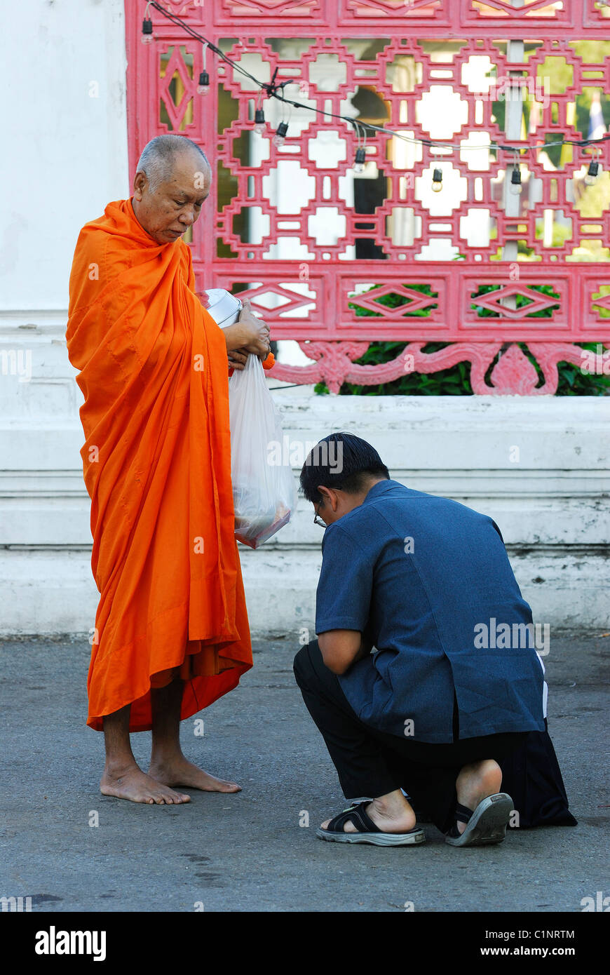 Thailand, Bangkok, Mönche erhalten Geschenke Stockfoto