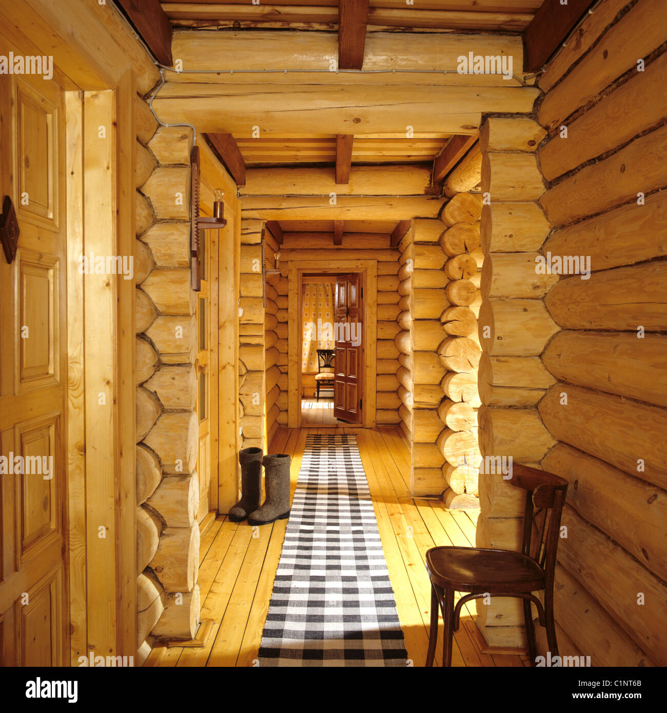 Holzhaus im Norden Russlands mit traditionellen Zimmerei und geschnitzten Motiven Stockfoto