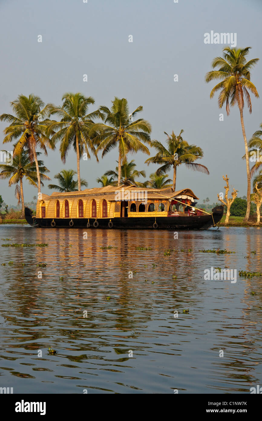 Hausboot cruisen die tropische Kerala Backwaters an der Malabar Küste von Süd-Indien. Stockfoto
