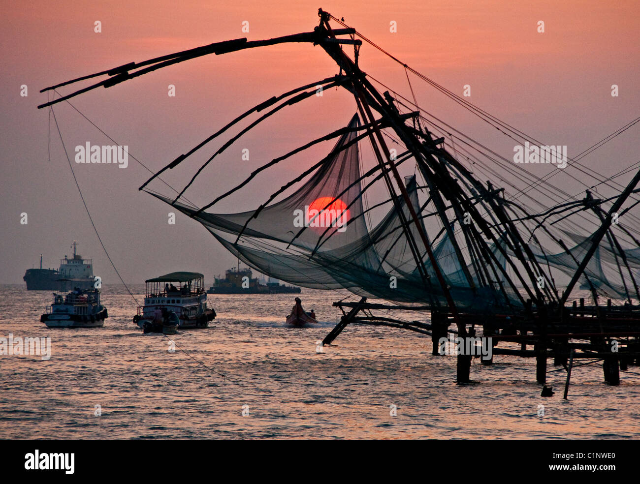 Freitragende chinesische fischernetze -Fotos und -Bildmaterial in hoher  Auflösung – Alamy