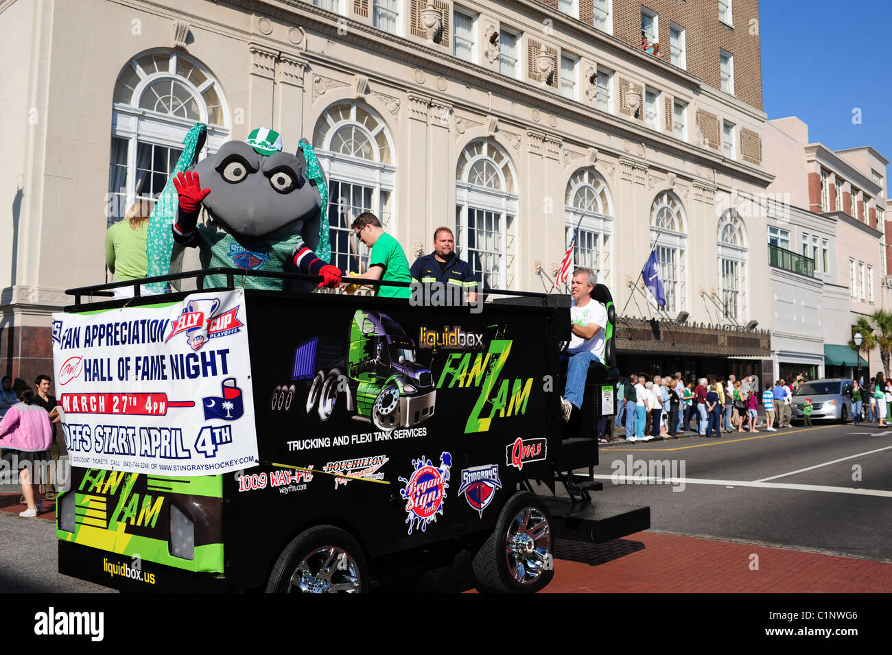 Stingray-Hockey-Team-Maskottchen in St. Patricks Day Parade Stockfoto