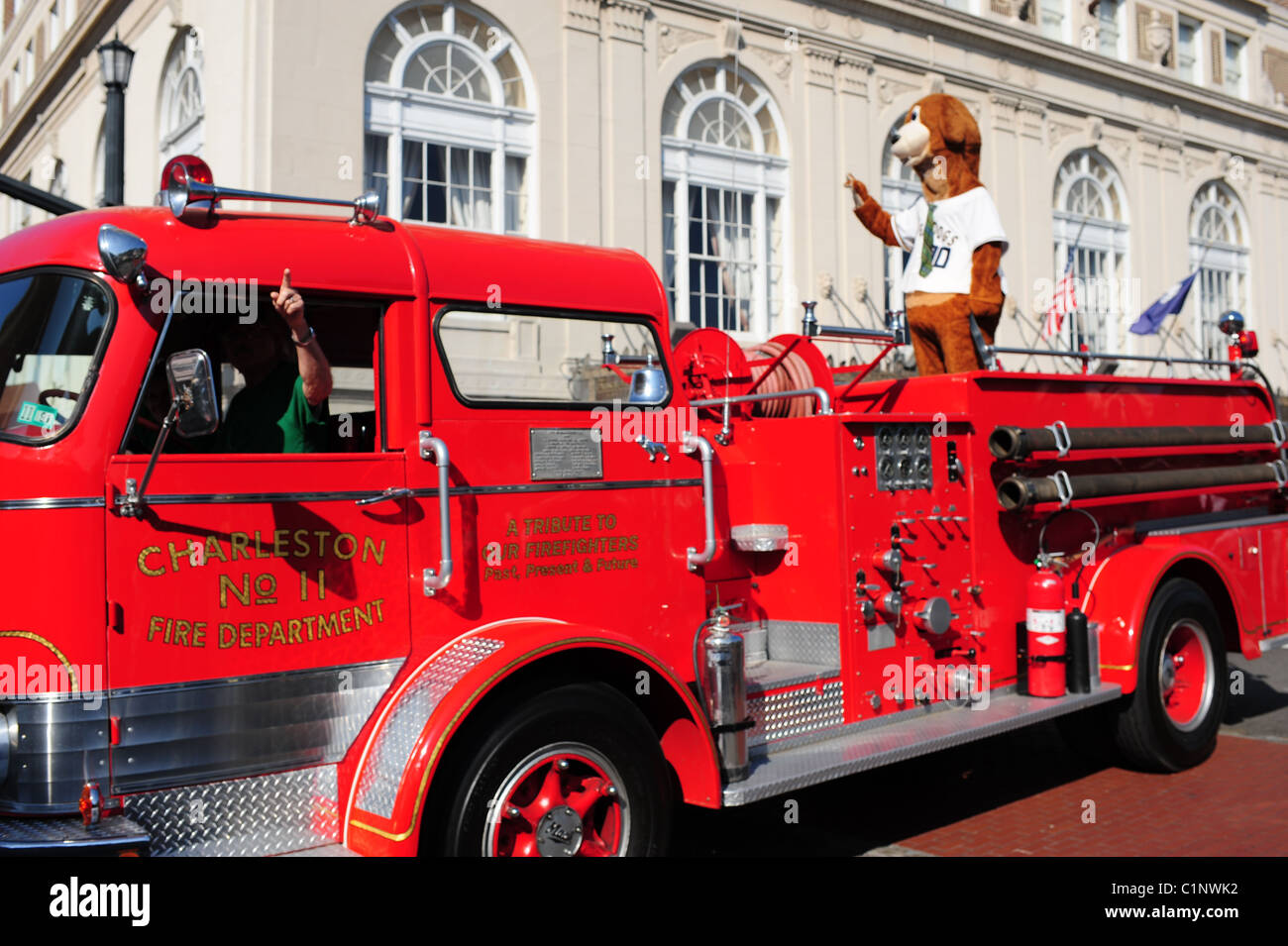 Feuerwehrauto mit Maskottchen in St. Patricks Day Parade Stockfoto