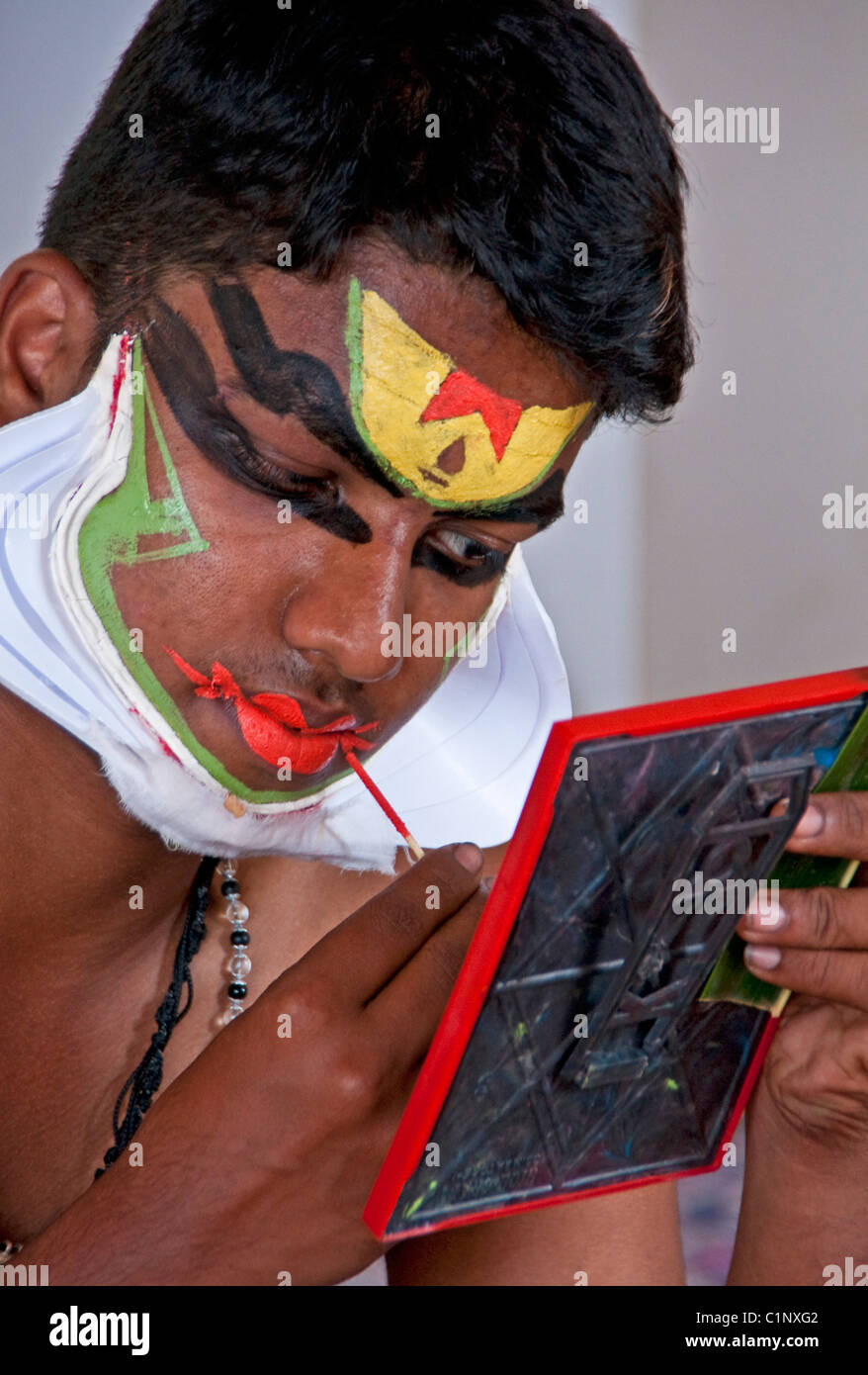 Traditionelle Kathakali-Darsteller Schminken vor Vorstellungsbeginn im Bundesstaat Kerala. Stockfoto