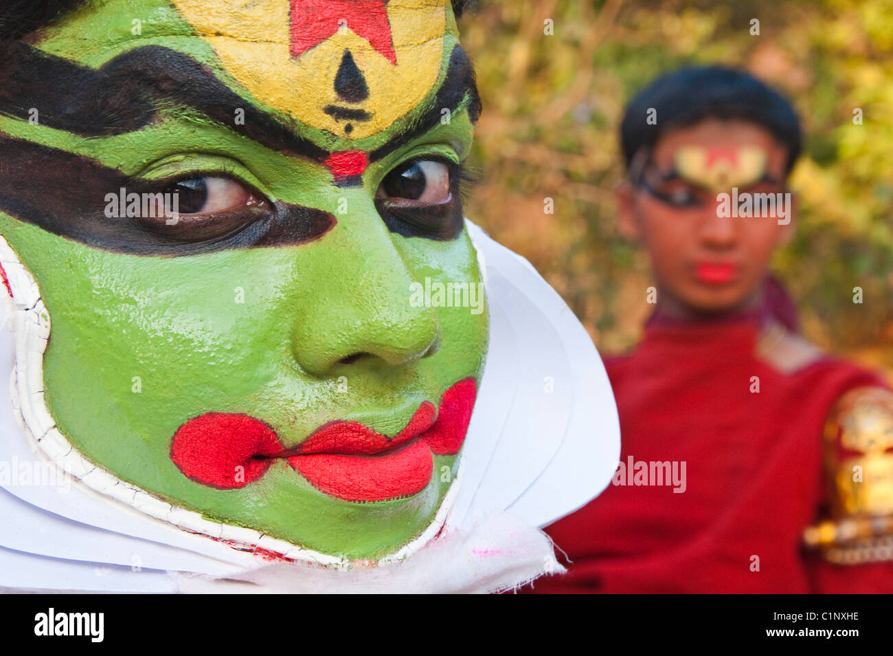 Kathakali-Darsteller in Make-up vor Vorstellungsbeginn in Kerala, Indien. Stockfoto