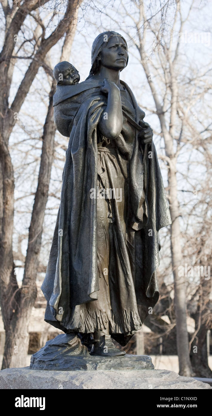 Eine Bronzestatue der Lemhi Shoshone Frau erdet Sacagawea durch Leonard Crunelle auf das State Capitol in Bismarck, North Dakota Stockfoto