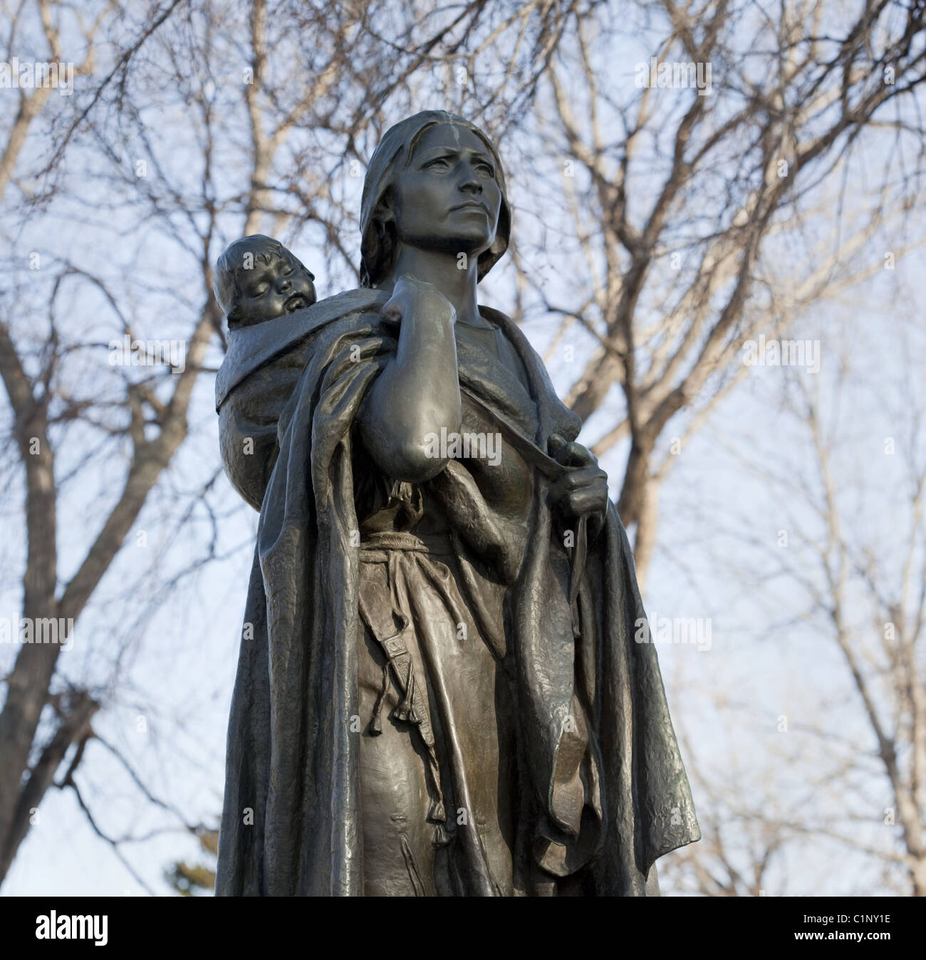 Eine Bronzestatue der Lemhi Shoshone Frau erdet Sacagawea durch Leonard Crunelle auf das State Capitol in Bismarck, North Dakota Stockfoto