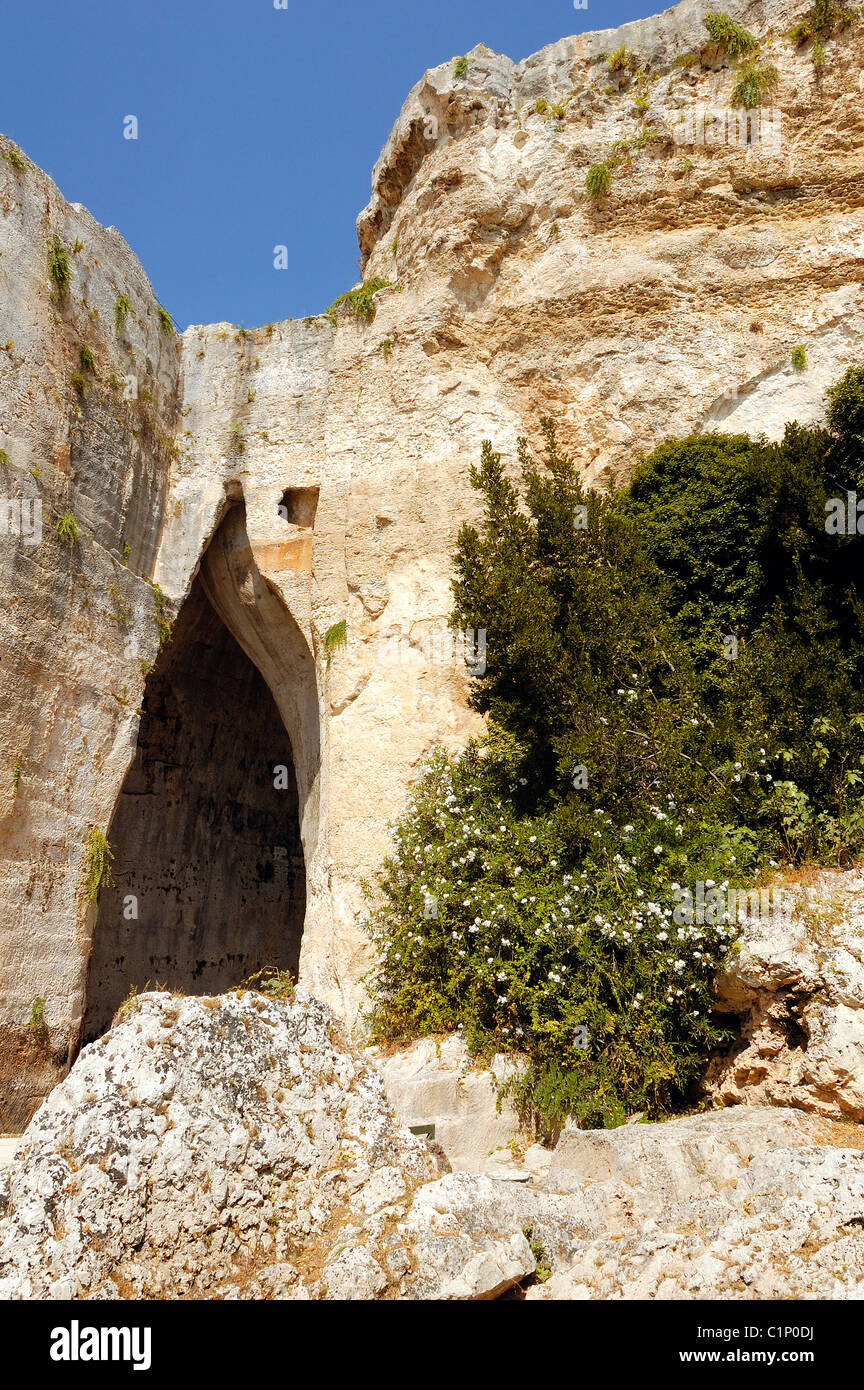 Italien Sizilien SyracUnited Staaten Latomia del Paradiso der Tyrann Denys Ohr (Fenster im Felsen) in dem großen Stein Steinbruch in der Nähe Stockfoto