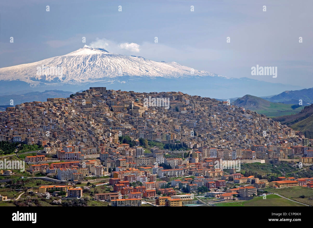 Italien, Sizilien, Berge im Parco Delle Madonie Naturpark, den Vulkan Ätna im Hintergrund, Überblick über Gangi Stadt Stockfoto