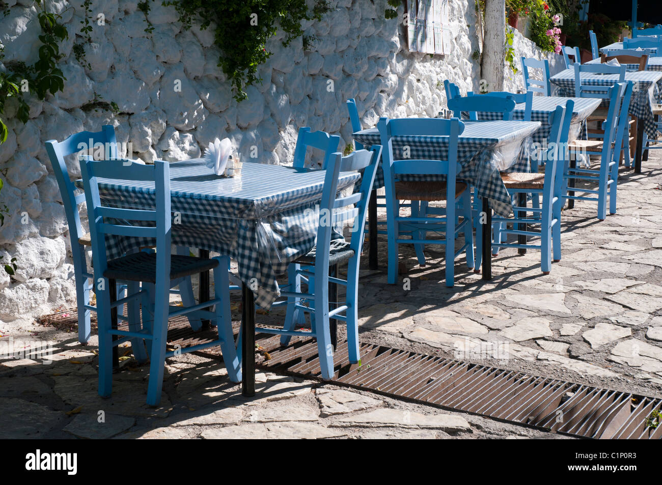 Blaue Tavern Tisch und Stühle in Lefkada, Griechenland Stockfoto
