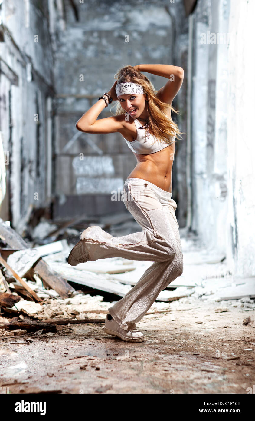 Junge Frau tanzen auf industriellem Hintergrund. Stockfoto