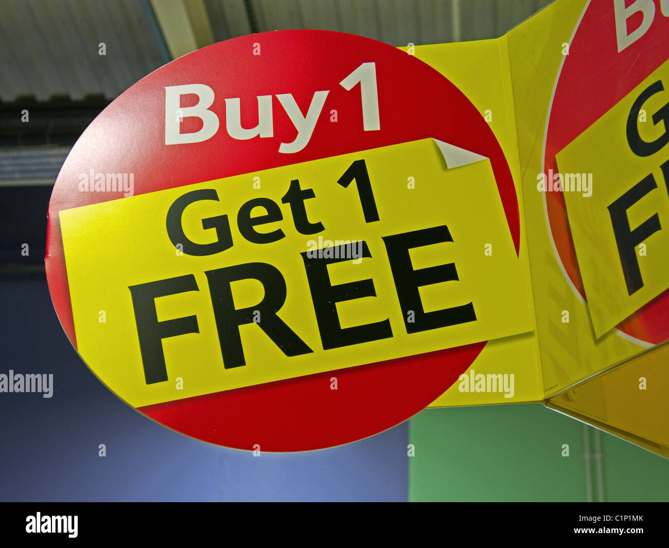 Ein "buy 1 Get 1 free" Zeichen in einem Tesco Supermarkt, UK Stockfoto