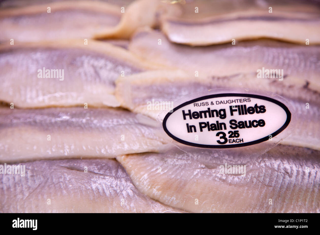 Heringsfilets in verschiedenen Saucen, Russ & Töchter in New York City.  179 East Houston Street, New York, NY 10002, Vorspeisen Stockfoto