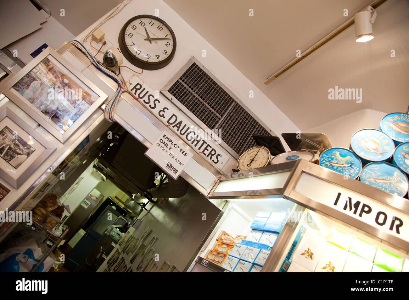 Innenansicht, Russ & Töchter in New York City.  179 East Houston Street, New York, NY 10002, Vorspeisen, Blick in die Rückseite des Shops Stockfoto