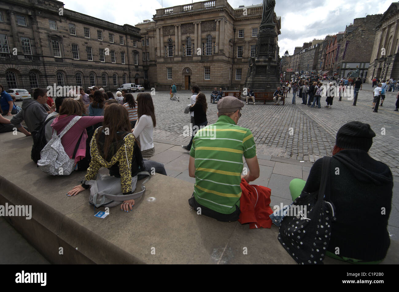 Royal Mile in Edinburgh. Leute sitzen Stockfoto