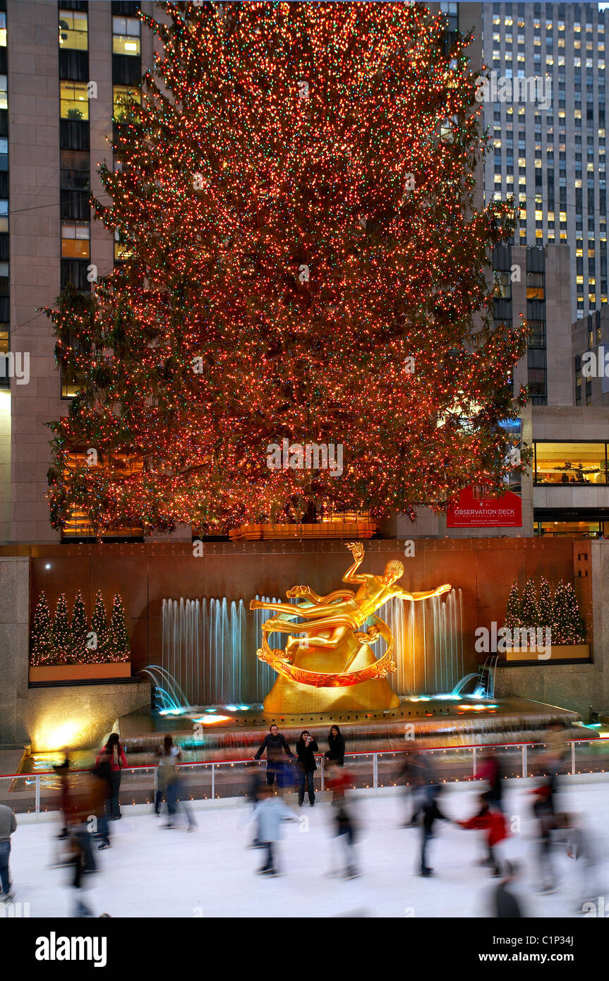 USA New York City Manhattan Rockefeller Center Eisbahn Skulptur der riesige Weihnachtsbaum & Prometheus von Stockfoto