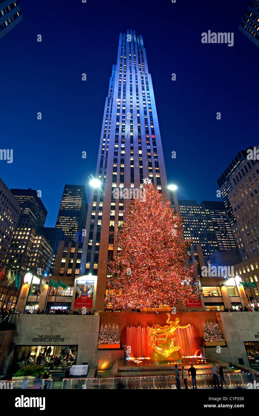 USA, New York City, Manhattan, Rockefeller Center, Eislaufbahn und der riesige Weihnachtsbaum Stockfoto