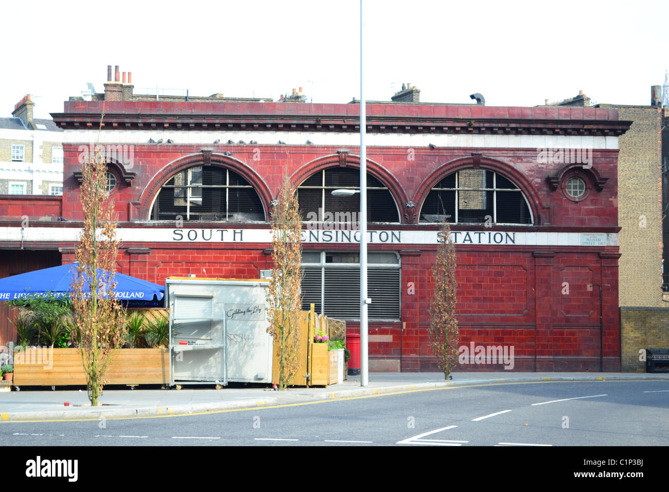 Traditionelle South Kensington station Gebäude, südlichen Seite. Stockfoto