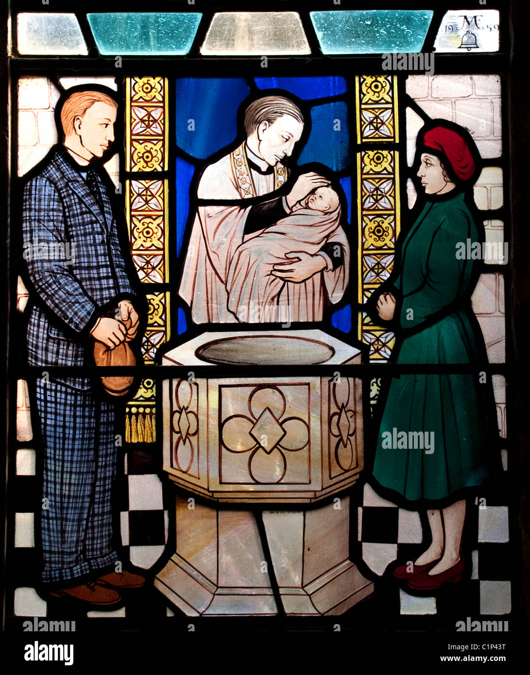 Detail von der Glasmalerei-Fenster zeigt ein Baby wird getauft/getauft, All Saints Church, Lager Dorf, Essex, UK Stockfoto