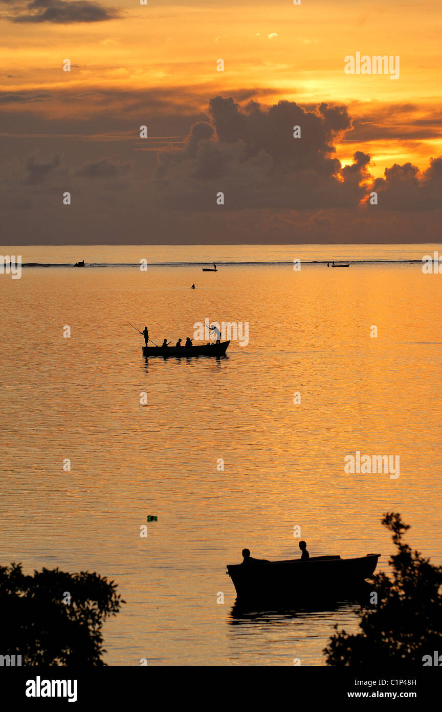 Mauritius-Insel, in der Nähe von Fischer in kleinen Booten an der Südküste Baie du Cap bei Sonnenuntergang Stockfoto