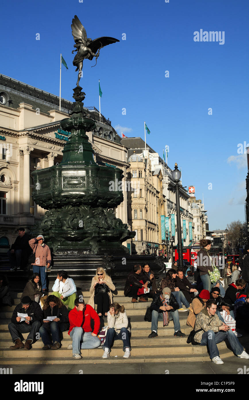 Vereinigtes Königreich, London, Piccadilly Circus, drängen sich am Fuße der Eros-statue Stockfoto