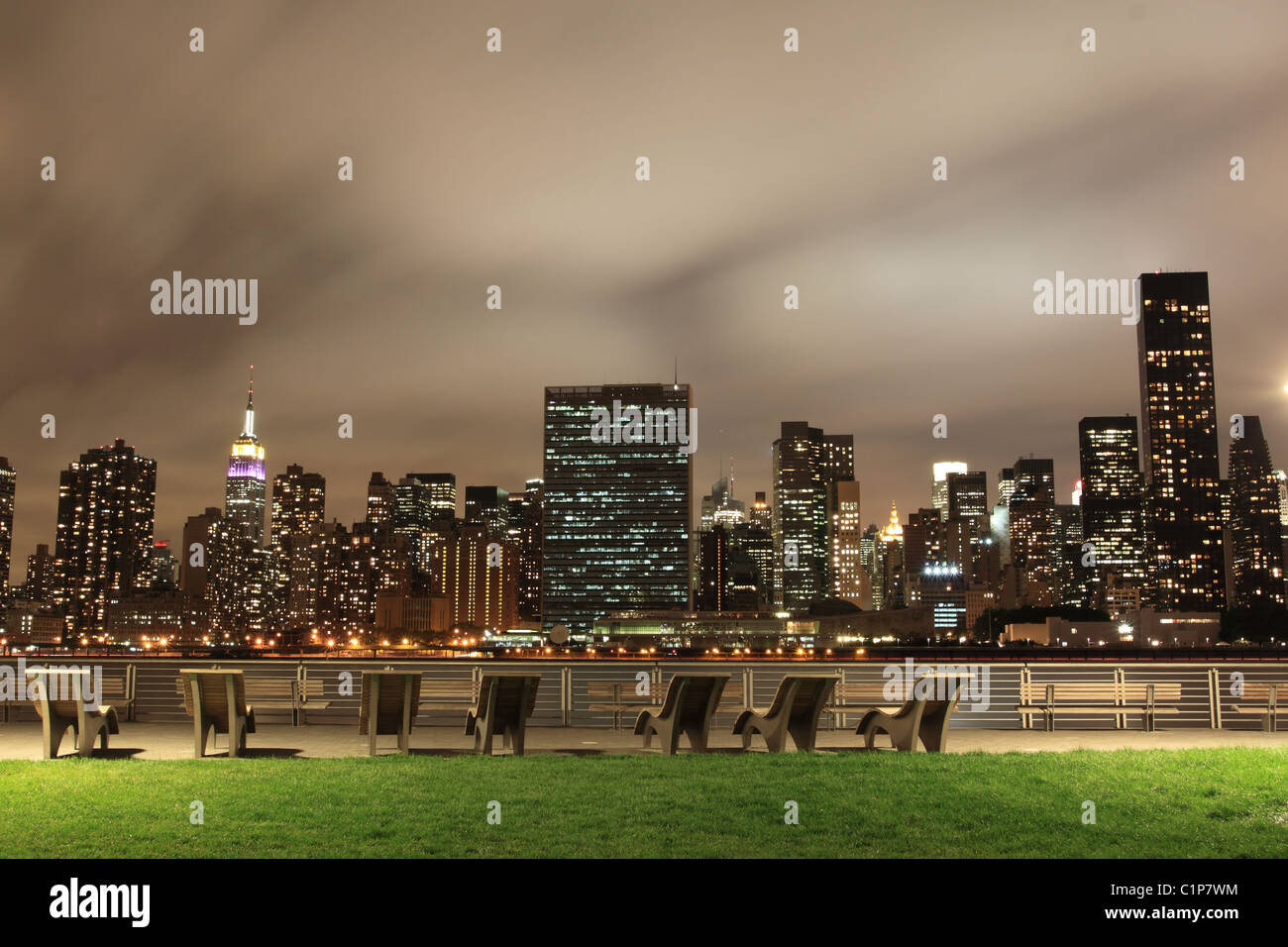Skyline von New York in der Nacht, Midtown Manhattan Stockfoto