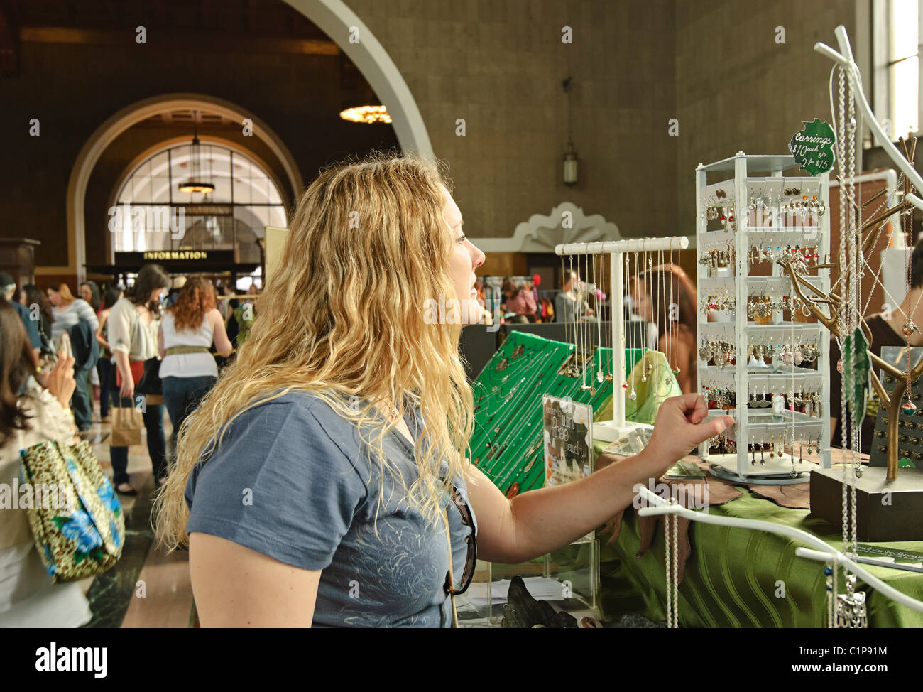 Kunst und Handwerk Messe mit Menschen beim Einkaufen während des Truckit Festivals. Stockfoto